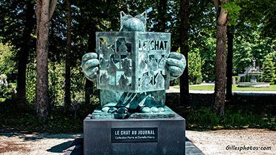 Statue de Geluck,- LA LE CHAT AU JOURNAL   - Exposition 2021  sur les champs Elysées -PARIS